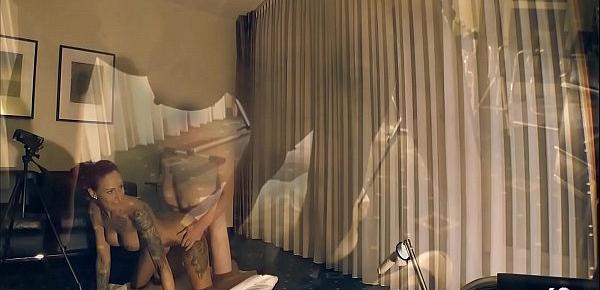 Fickmaschine und User ficken Deutsche rothaarige Amateurin bei Session im Hotel um den Verstand